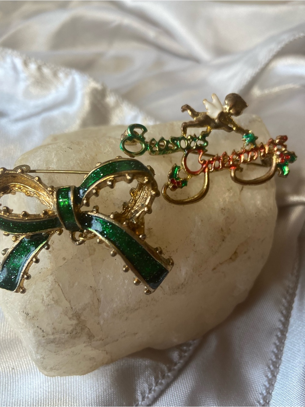 Two Vintage Christmas Brooches Gold-Tone Green Enamel Bow and Seasons Greetings